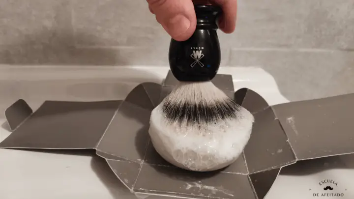 Cargar las cerdas de la brocha de afeitar con el jabón
