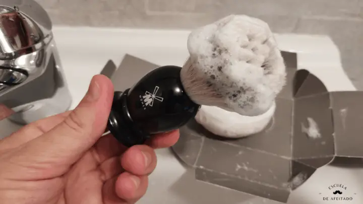 La brocha cargada con jabón de afeitar
