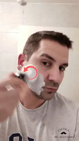 Primero aplicar la espuma de afeitar con movimientos circulares