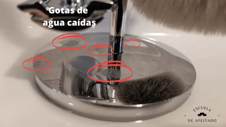 Gotas de agua caídas de la afeitadora y de la brocha