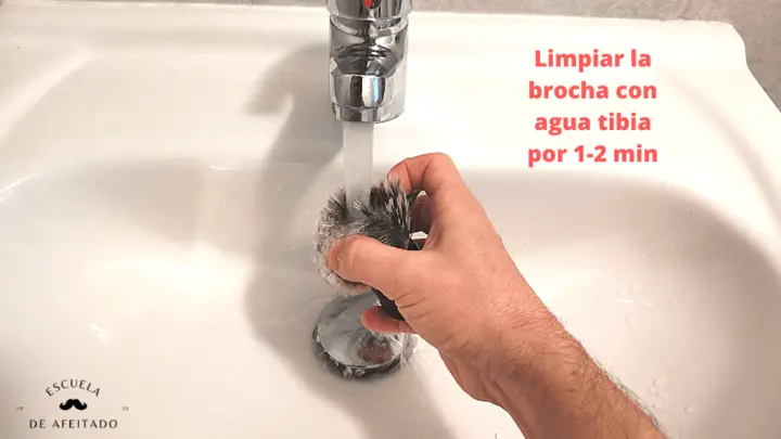 Limpiar la brocha con agua tibia por 1-2 min