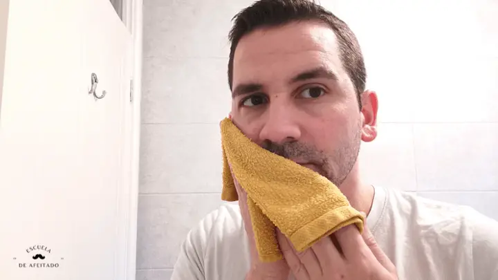 Preparación de la barba con toalla calienta