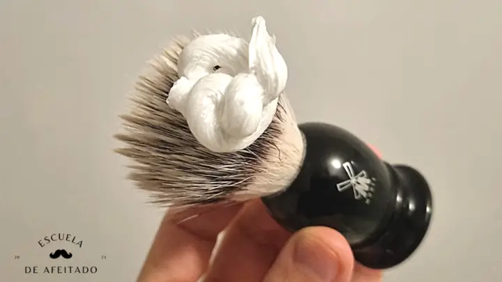 Aplicación de la crema de afeitar LEA con brocha
