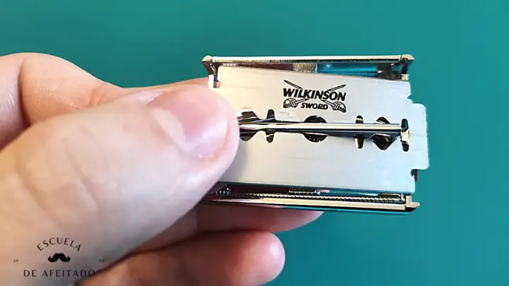 Colocación de la cuchilla en el cabezal de la afeitadora Wilkinson Sword Classic