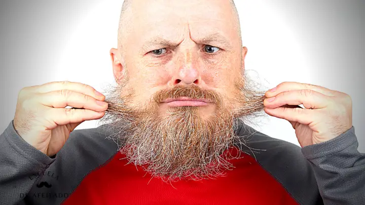 Cómo arreglar la barba rizada o encrespada